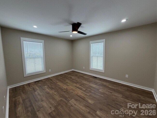 Building Photo - 626 W Bell St