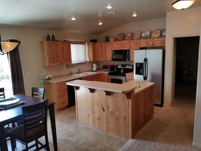 Building Photo - Fully Furnished!! Snowbird and builder Special! Flexible lease options available.