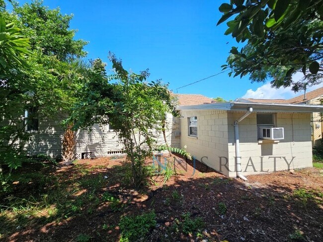 Building Photo - REDUCED $200!!  Cute 3/1 with updated kitchen & bath, enclosed front lanai & one car garage!!