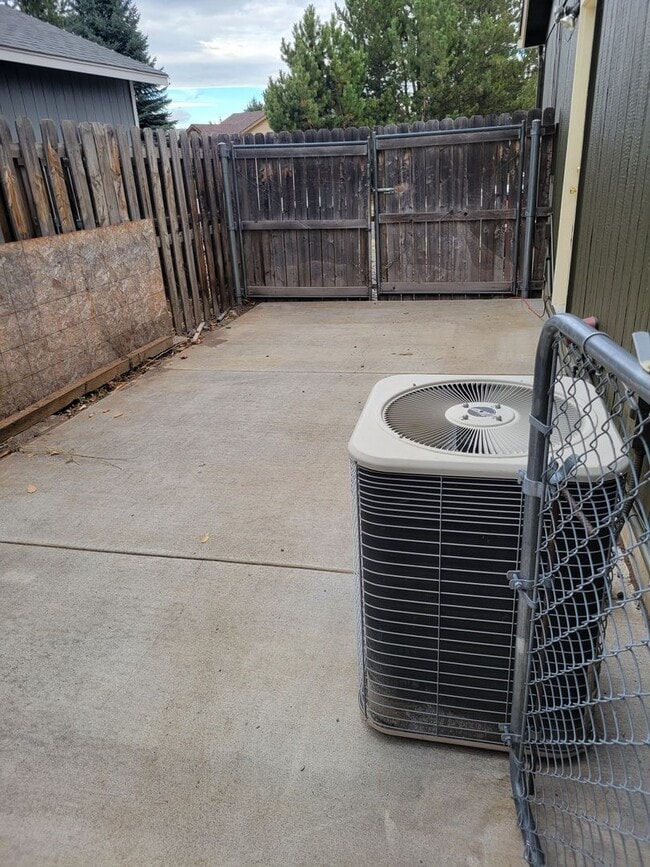 Building Photo - Newly painted  2,000+ sq home with RV parking