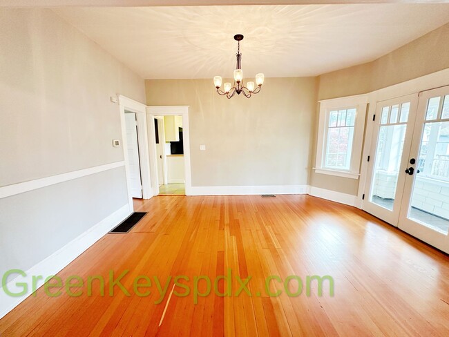 Building Photo - 3-bedroom, 2.5-bathroom Craftsman house in...