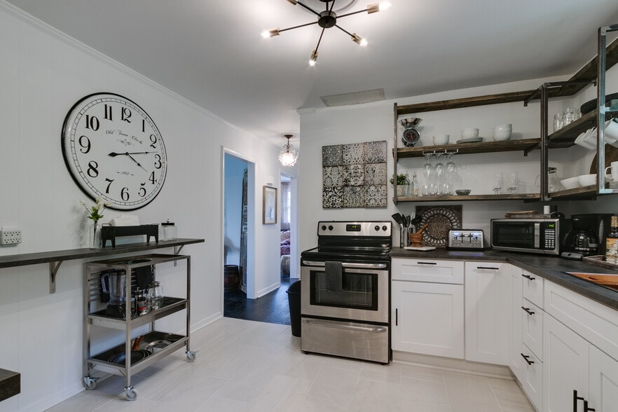 Building Photo - 101 Carnavon Pky