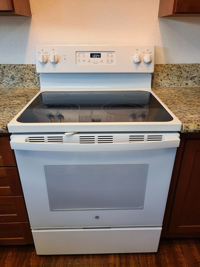 Building Photo - Spacious Two story 3 bed 2.5 baths + 2 car garage in great school district.