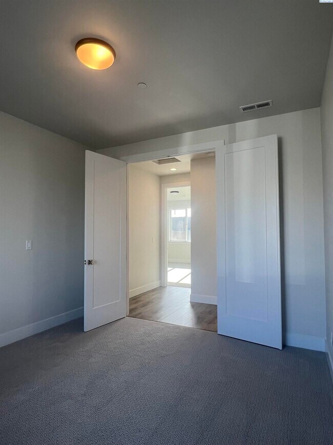Building Photo - FOR RENT, newer modern home