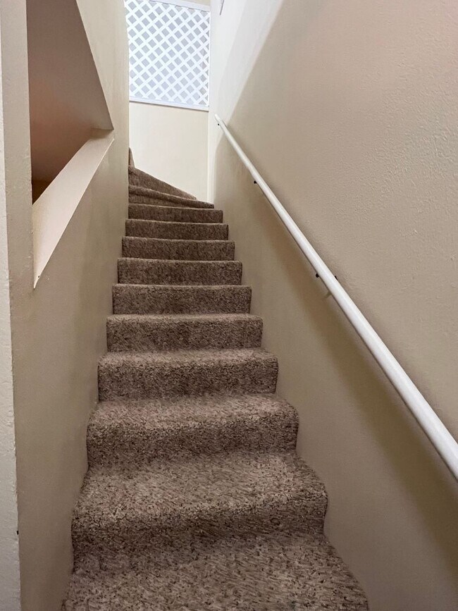 Building Photo - 680 Fall Creek Dr