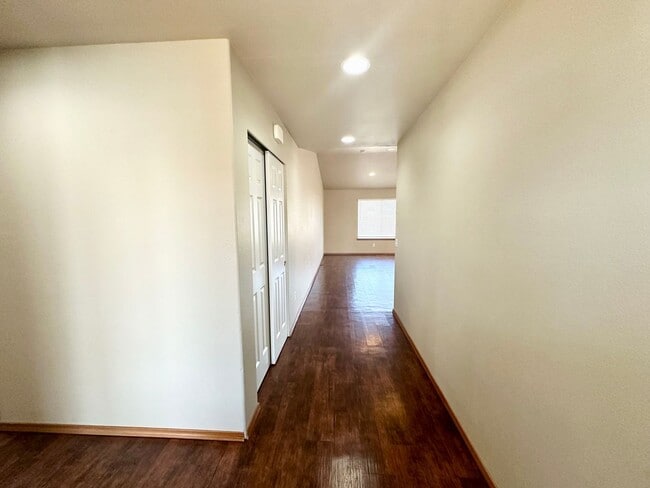 Building Photo - Spacious 3 Bedroom 2 Bathroom Home Now Available