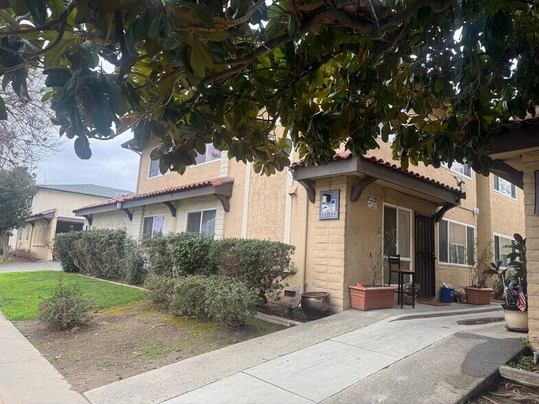 Building Photo - 721-721 Menker Ave