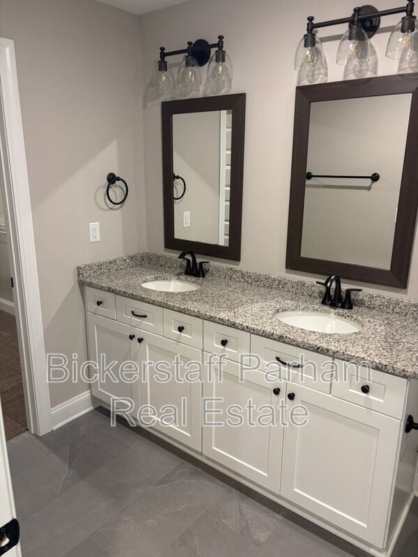 Building Photo - 280 Young Ln