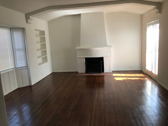 Living Room - 1418 S Doheny Dr