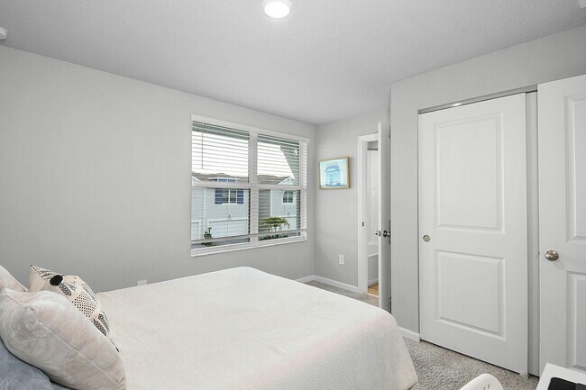 Building Photo - 5766 SE Edgewater Cir