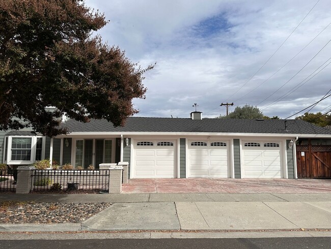 Building Photo - Elevated Willow Glen Living 5bd / 4 ba