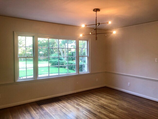 Building Photo - Stunning Midtown Home In Highly Desirable Bren Rose!