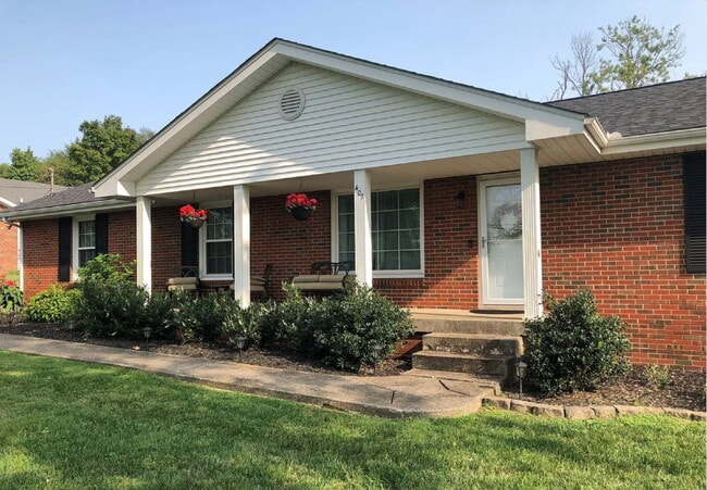 Primary Photo - 3bed/2bth. Once acre lot w/storage shed an...