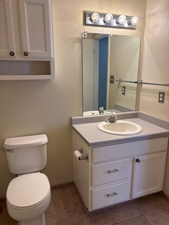 Building Photo - 6405 La Habra Ln NE