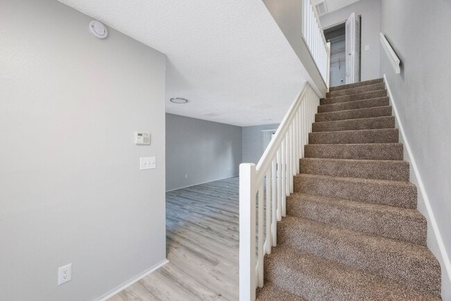 Building Photo - Renovated Town Home 2 bedroom 1.5 bath ** ...
