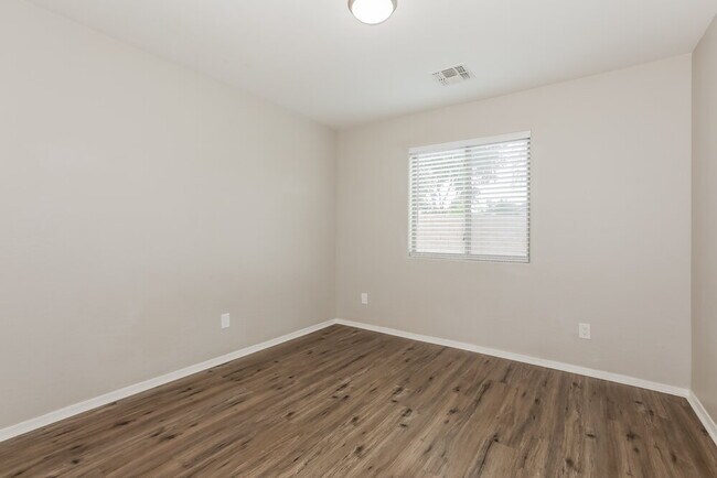 Building Photo - 39812 N Vincenza St