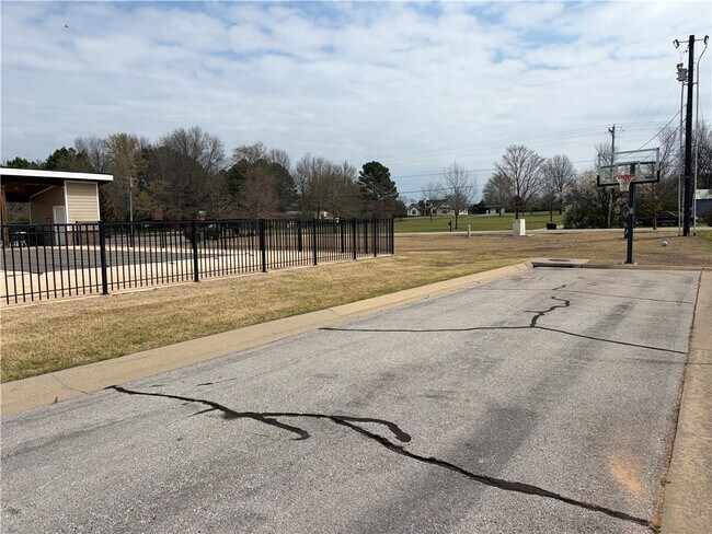 Building Photo - 2739 S Angels Rd