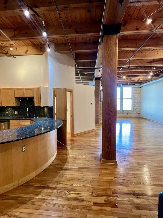 Building Photo - 413 N 2nd St