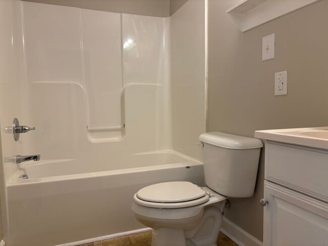 Building Photo - 1 Bedroom, 1 Bathroom Apartment in Greensb...