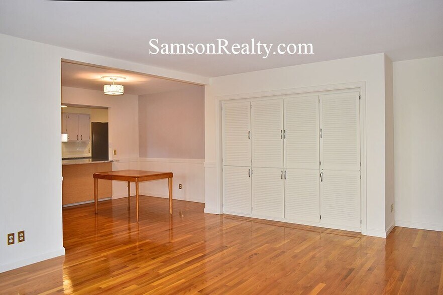 Building Photo - 400 Narragansett Pkwy