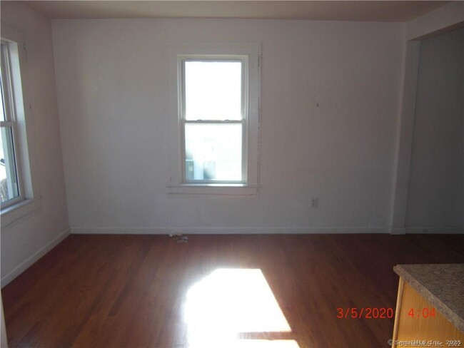 Building Photo - 366 Derby Ave