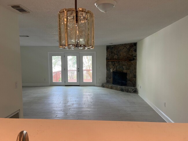 Building Photo - 3948 Meadowview Dr N
