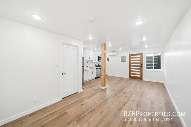 Building Photo - 1027 1/2 N Gardner St-