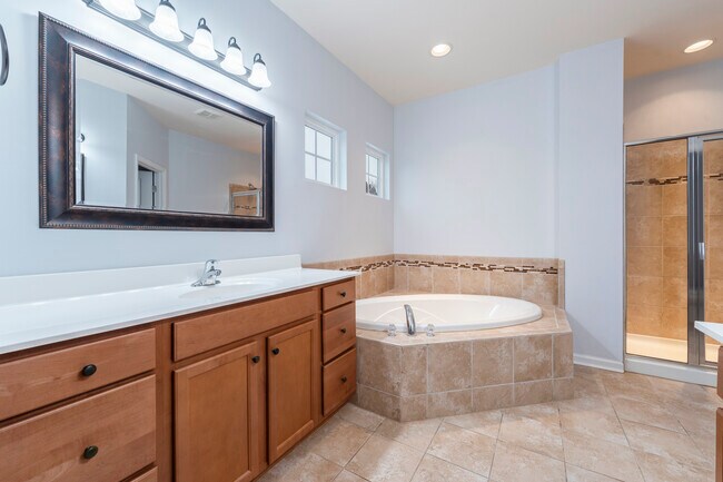 Building Photo - 586 Harrison Dr NW