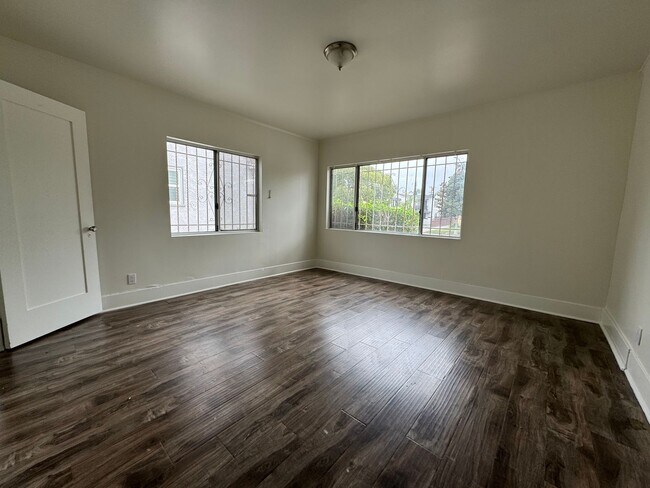 Building Photo - Large centrally located unit with shared yard