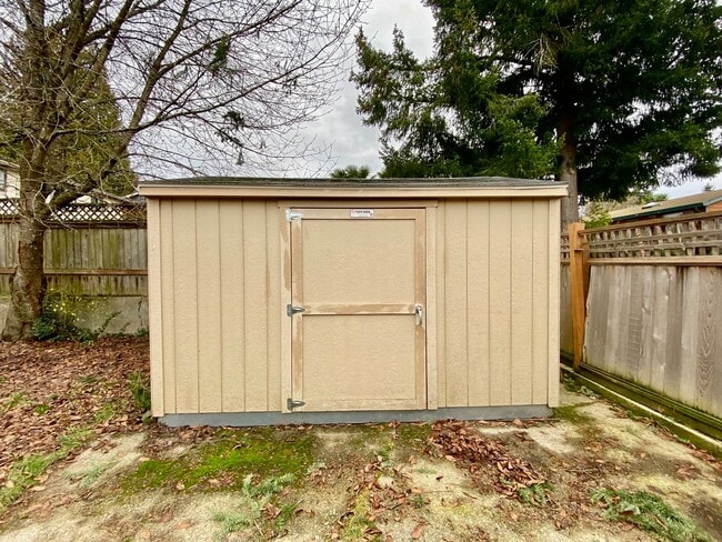 Building Photo - Practical Renton rambler with large yard