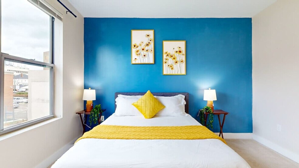 Building Photo - 545 Bedford St