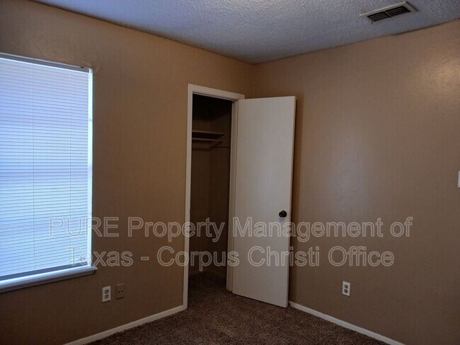 Building Photo - 421 Antares Dr