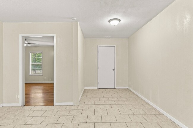 Building Photo - 1914 Oaklawn Dr