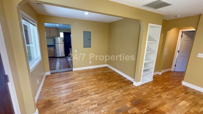 Building Photo - 2 Primary Suites + Huge Yard in Markham - ...