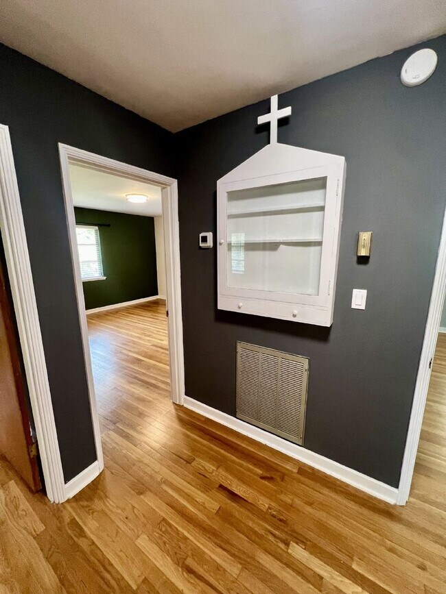 Building Photo - Charming 3-Bed, 2-Bath Spacious Home in Ch...
