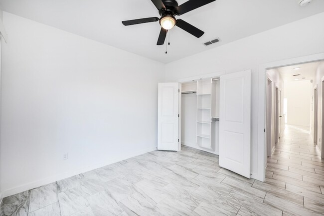 Building Photo - 3911 Casa Blanca Lake Rd