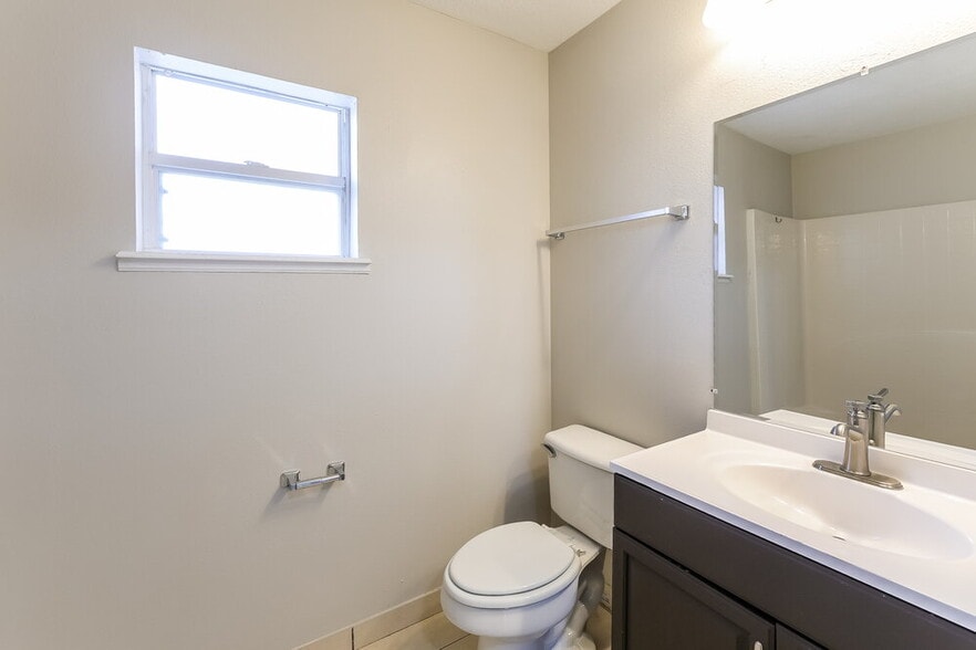 Building Photo - 742 Paris Dr