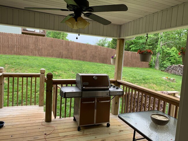 Building Photo - Beautiful Home with Plenty of Storage and Covered Back Porch