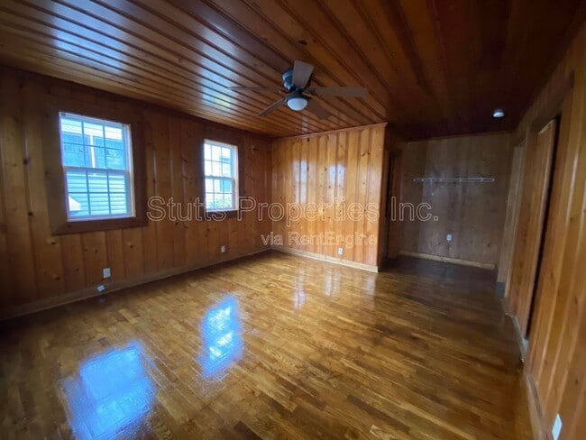 Building Photo - 414 Plum St