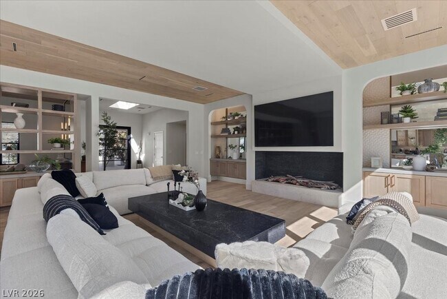 Building Photo - 2401 Driftwood Dr