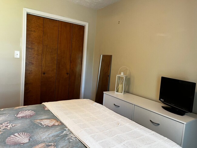 Building Photo - Furnished 2 Bedroom in Riverbend