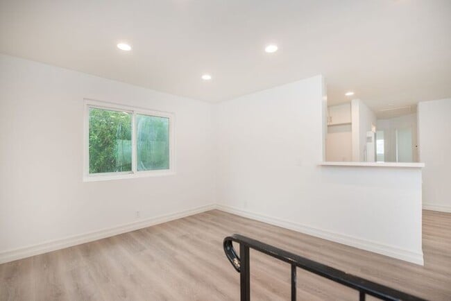 Building Photo - Downtown HB Remodled unit - 2 blocks from the sand