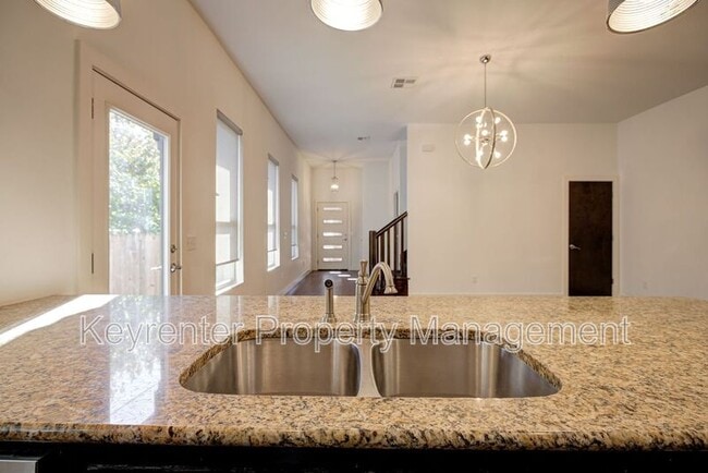 Building Photo - 727 NE 5th St