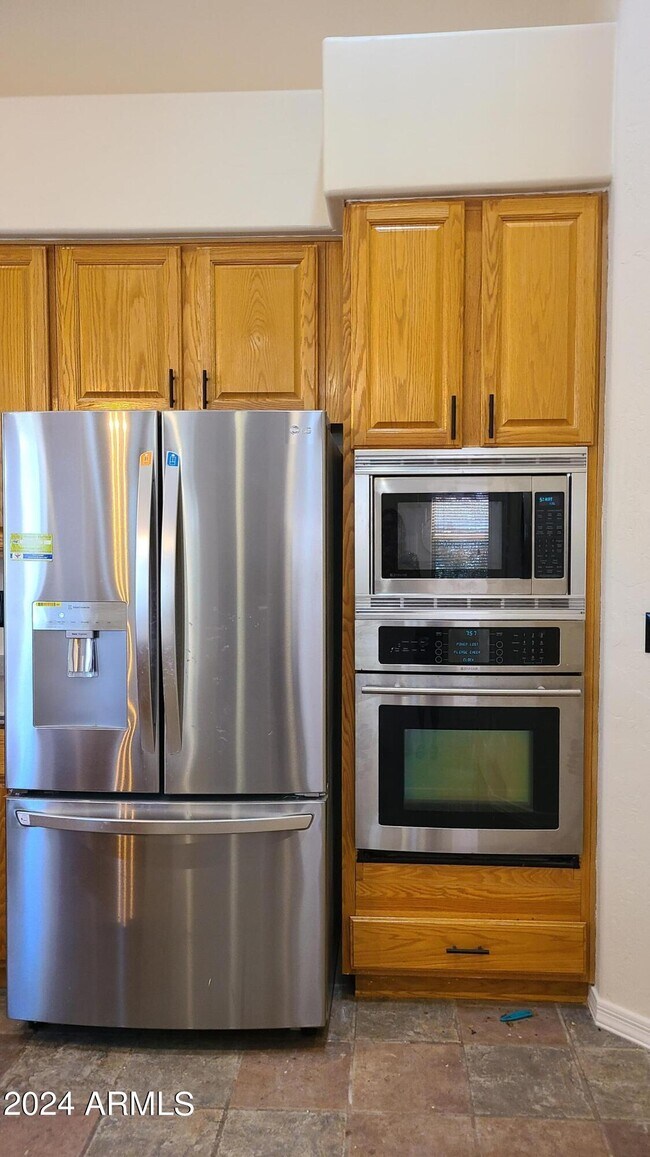 Building Photo - 14206 S 12th Pl