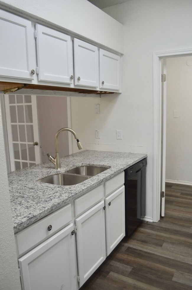 Building Photo - Charming 3 bed 2 bath with a converted gar...