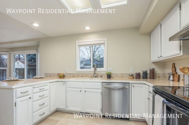 Building Photo - 4943 W Catalpa Dr