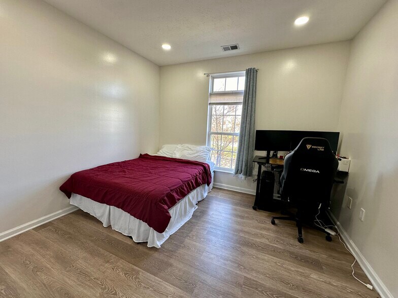 Building Photo - 1901 N Lincoln Ave