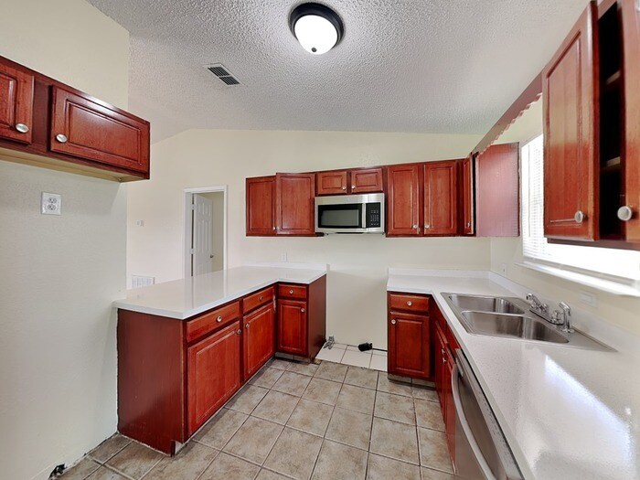 Building Photo - 137 Rebecca Dr NE