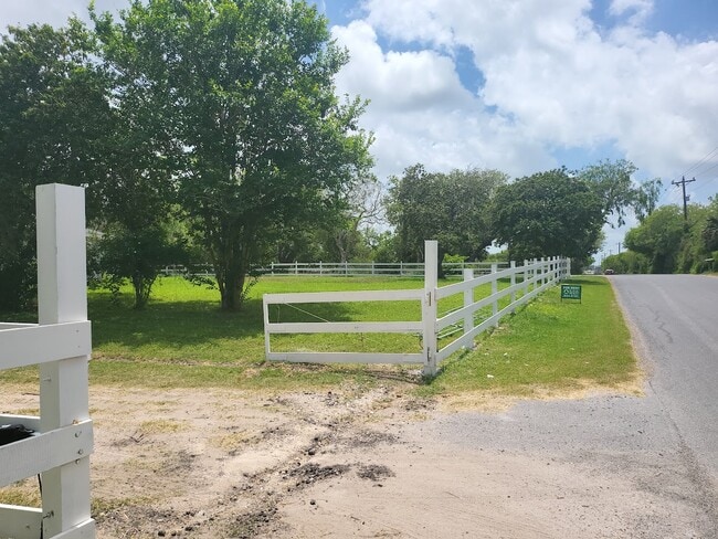 Building Photo - 8790 Florida Rd