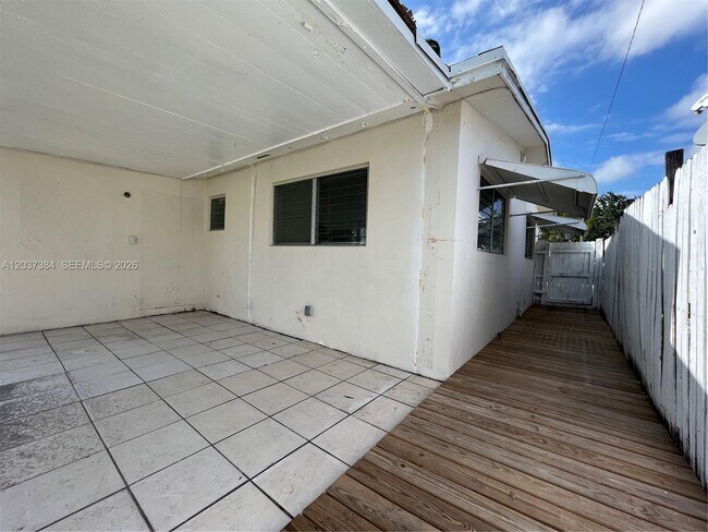Building Photo - 240 NW 48th Ct